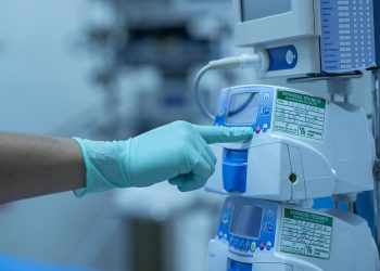 El Sindicato de Enfermería advierte que el principal hospital coruñés podría dejar el quirófano de urgencias con uno de los tres equipos aumentando la vulnerabilidad de los pacientes