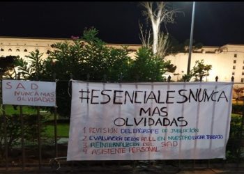 Trabajadoras del SAD (servicio de ayuda a domicilio) se plantan frente al Ministerio de Trabajo: «Cuidados, precariedad y ausencia de derechos, una asignatura pendiente»