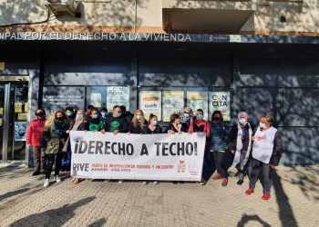 Protesta frente a la Oficina Municipal de Vivienda para reclamar una mayor intervención ante a la crisis habitacional