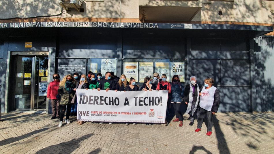 Protesta frente a la Oficina Municipal de Vivienda para reclamar una mayor intervención ante a la crisis habitacional