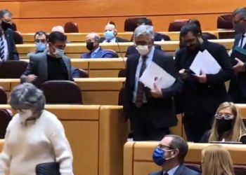Pilar González abandona el pleno del Senado en protesta por «el reparto de cromos vergonzoso entre el PP y el PSOE en el Tribunal de Cuentas y el Tribunal Constitucional»