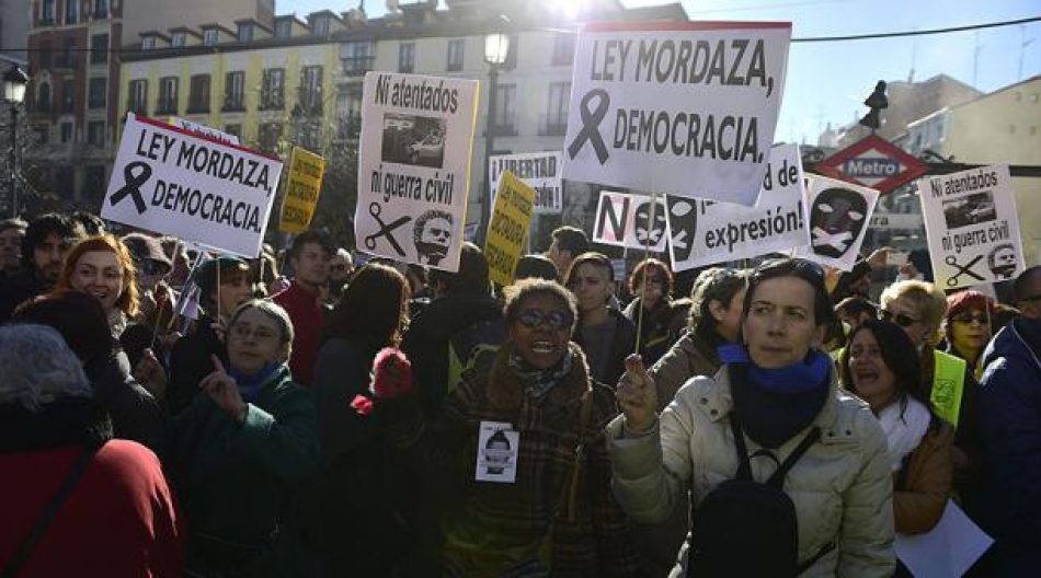 Enrique Santiago destaca los avances para acabar con la ‘ley mordaza’ y advierte que “no hay más que ver a la derecha y ultraderecha para comprobar que no es una reforma cosmética”