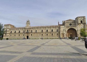 La ARMH pide colocar un monolito frente al Parador de San Marcos en León