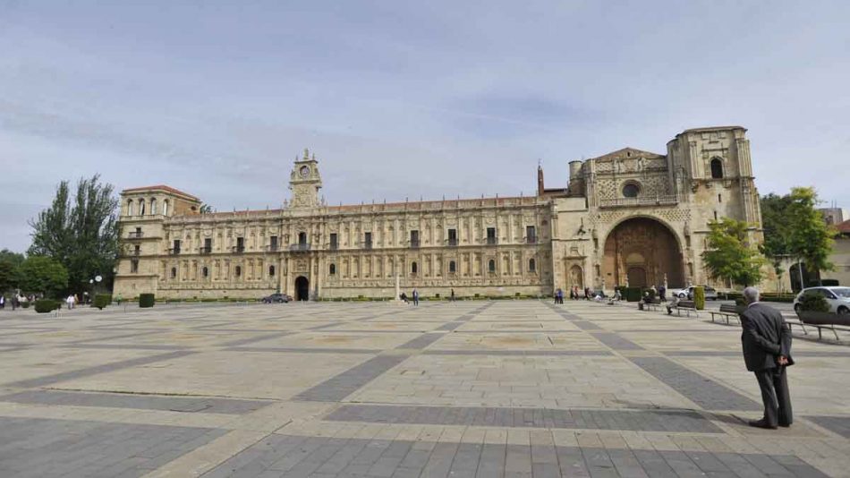 La ARMH pide colocar un monolito frente al Parador de San Marcos en León