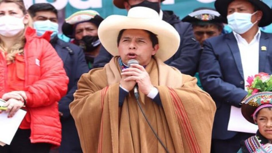 Presidente peruano reta a pedir su destitución frente al pueblo