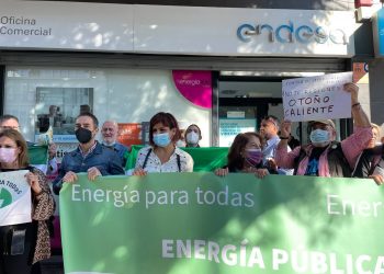 Adelante Andalucía comienza una campaña contra las eléctricas a las puertas de Endesa