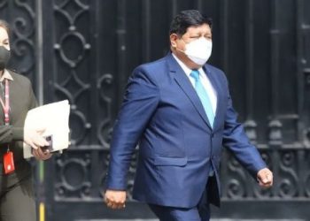 Ministro de Defensa renuncia tras caso por ascensos militares