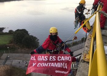 Escaladores de Greenpeace entran en la regasificadora de Reganosa para denunciar el impacto del gas en el medioambiente y en las facturas del gas y de la luz