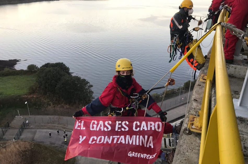 Escaladores de Greenpeace entran en la regasificadora de Reganosa para denunciar el impacto del gas en el medioambiente y en las facturas del gas y de la luz