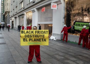 Greenpeace ‘clausura’ tiendas de moda rápida en el centro de Madrid para denunciar el desastre socioambiental del Black Friday