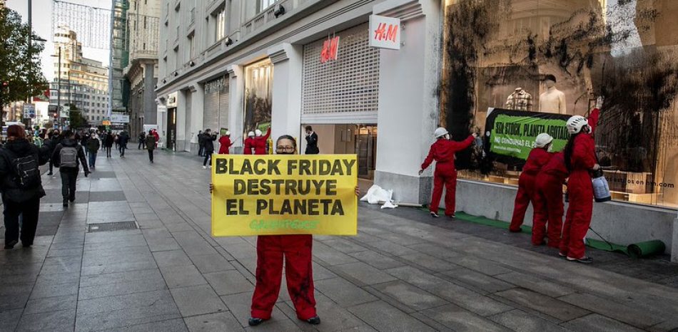 Greenpeace ‘clausura’ tiendas de moda rápida en el centro de Madrid para denunciar el desastre socioambiental del Black Friday