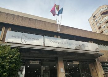 STERM-i e Intersindical servicios públicos exigen a Educación que asuma la gestión de la lista de personal auxiliar técnico educativo de la CARM