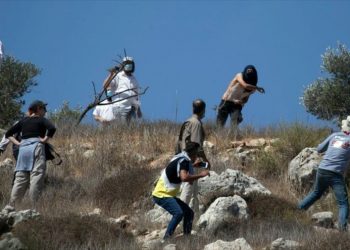 Bennett alaba ataque de colonos a palestinos como “muro protector”