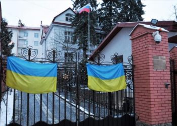 Atacan consulado ruso en Lviv; Moscú convoca a funcionario ucraniano