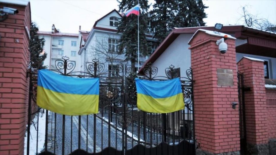 Atacan consulado ruso en Lviv; Moscú convoca a funcionario ucraniano