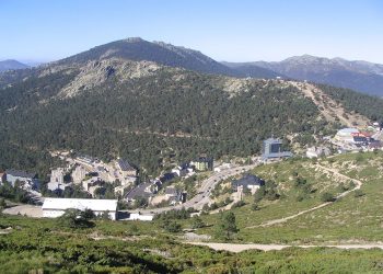 Ecologistas en Acción solicita la cancelación automática de las pistas de esquí madrileñas de Navacerrada