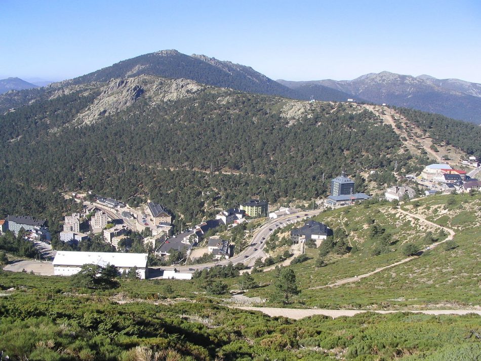Ecologistas en Acción solicita la cancelación automática de las pistas de esquí madrileñas de Navacerrada