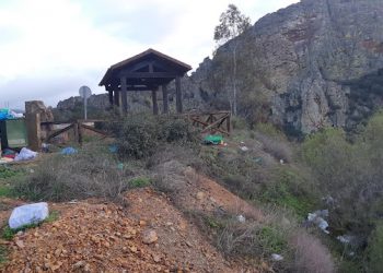 Denuncian la acumulación de basuras en el mirador de Puerto Peña