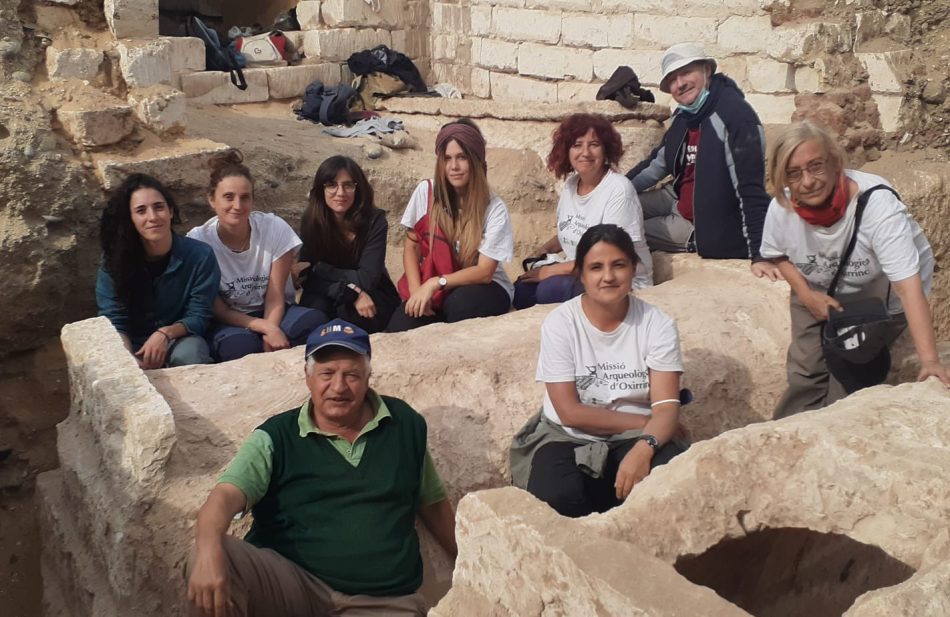 Una misión arqueológica española halla en Egipto restos humanos con lenguas de oro