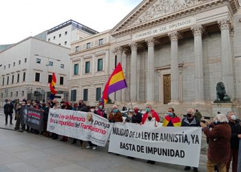 Entregan manifiesto en el Congreso: «España, paraíso de impunidad. Por una ley que ponga fin a la impunidad del Franquismo»