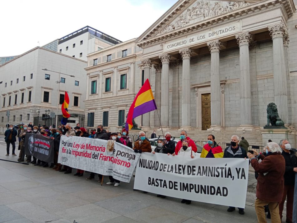 Entregan manifiesto en el Congreso: «España, paraíso de impunidad. Por una ley que ponga fin a la impunidad del Franquismo»