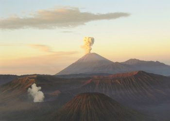 La erupción de un volcán en Indonesia deja 15 muertos y 27 desaparecidos