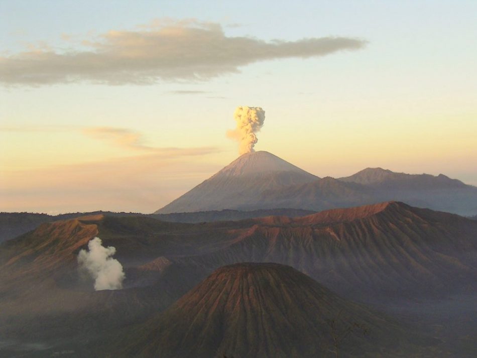 La erupción de un volcán en Indonesia deja 15 muertos y 27 desaparecidos