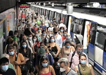 Exigen a la Comunidad de Madrid más frecuencia de los convoyes del Metro para evitar la sobreocupación