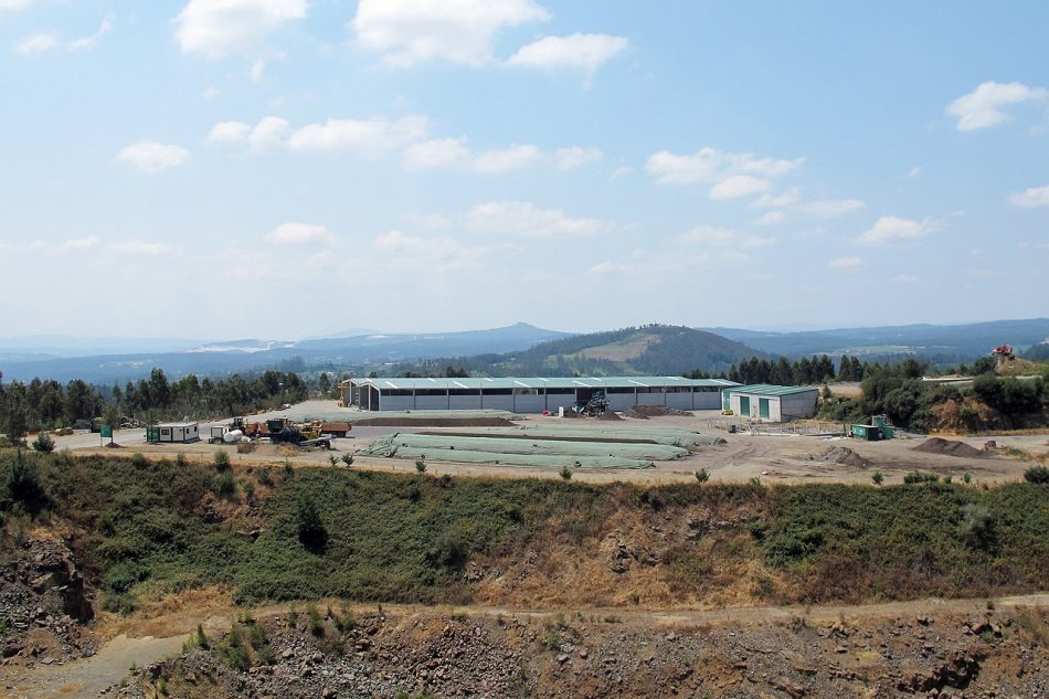 La montaña de mierda de la mina de Touro se desmorona: TEN S.L. operó sin licencia durante años pese a las quejas vecinales por los «olores nauseabundos» del procesado de residuos