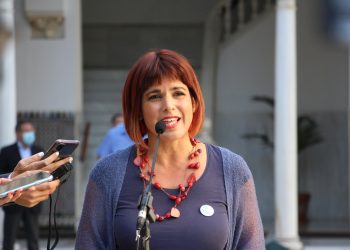 Teresa Rodríguez pide la dimisión del Consejero de Salud, Aguirre, por publicitar la sanidad privada y abandonar la pública