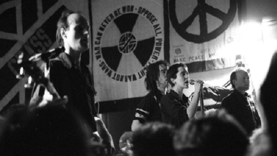 “Crass: Tienen una bomba”. El punk más allá de crestas e imperdibles