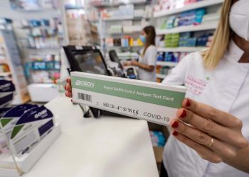 El Consejo General de Enfermería alerta de diferencias de un 200% en el precio de los test de antígenos