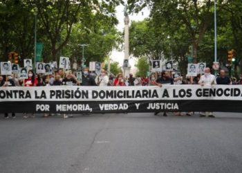 Miles de uruguayos marchan en rechazo a prisión domiciliaria para genocidas