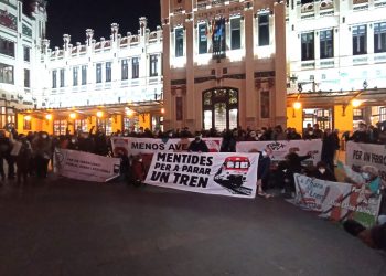 Més de 600 persones en la concentració per la reobertura de la línea de tren convencional entre Utiel i Conca