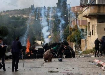 Palestinos residentes en Nablus se enfrentan al intento israelí de establecer un puesto de control