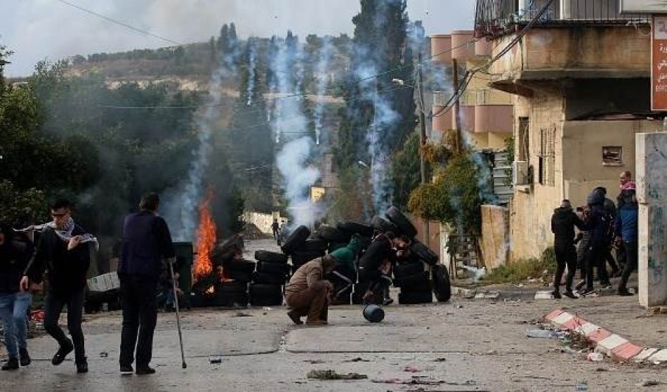Palestinos residentes en Nablus se enfrentan al intento israelí de establecer un puesto de control
