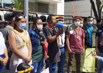 Indígenas presentan más de 365.000 firmas contra actividad extractiva en Ecuador