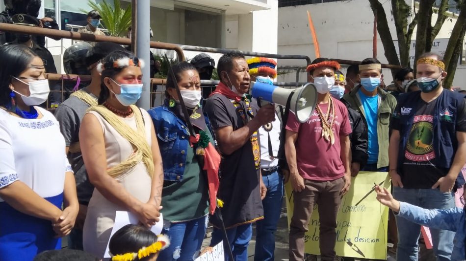 Indígenas presentan más de 365.000 firmas contra actividad extractiva en Ecuador