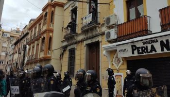 La policía desaloja a varias familias de la antigua Sede Municipal de la Vivienda de Granada sin orden judicial