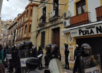 La policía desaloja a varias familias de la antigua Sede Municipal de la Vivienda de Granada sin orden judicial