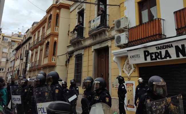 La policía desaloja a varias familias de la antigua Sede Municipal de la Vivienda de Granada sin orden judicial