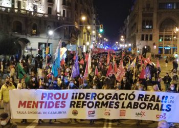 Milers de persones surten al carrer contra la reforma laboral