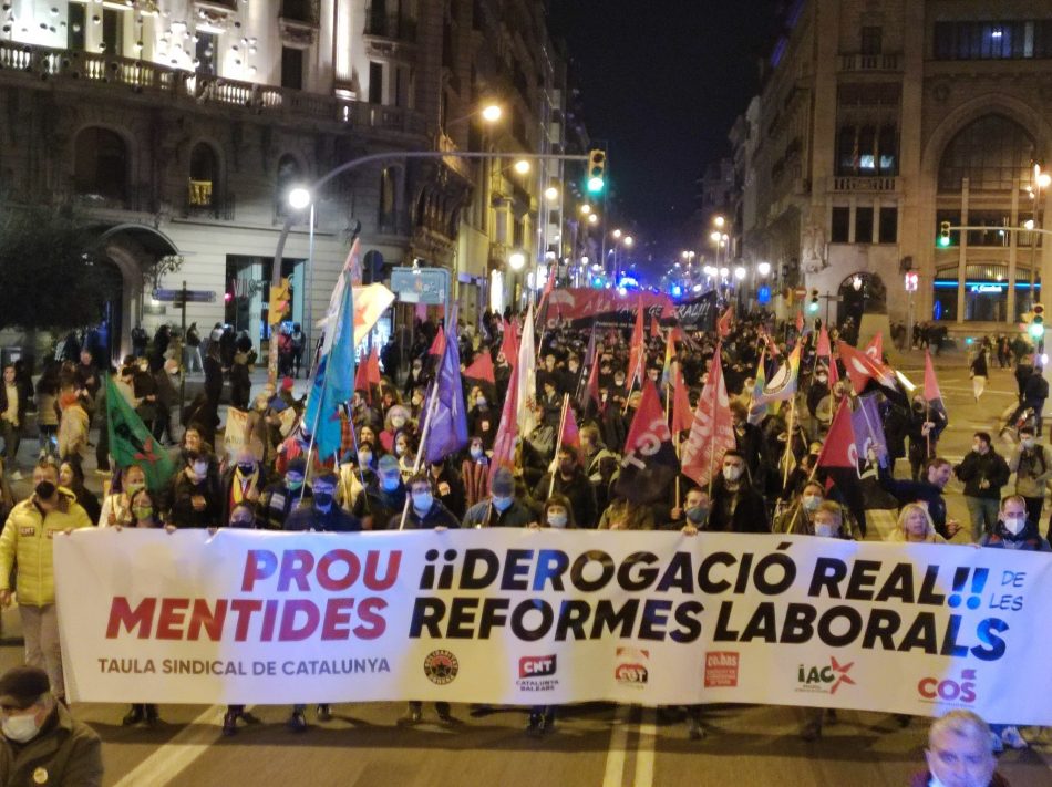 Milers de persones surten al carrer contra la reforma laboral