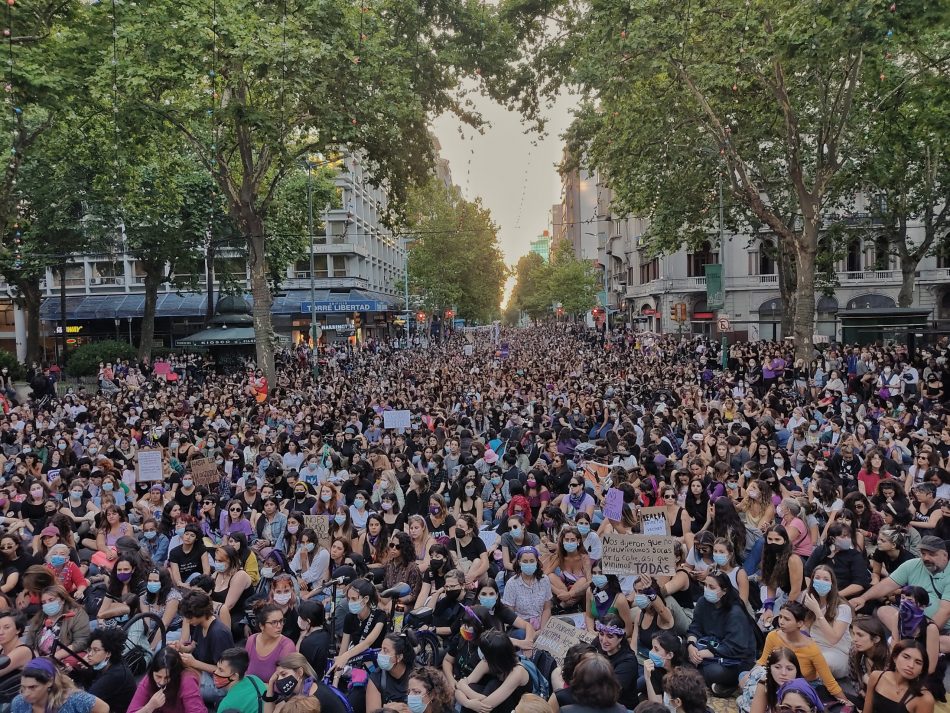 Miles de mujeres se movilizan en Uruguay contra la “cultura de la violación”