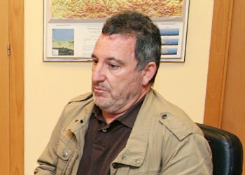 José Luis Villanueva, principal apoyo de la mina de Touro en la ría de Arousa, fue denunciado por las mariscadoras de Carril por acoso, discriminación, machismo y abuso de poder el año anterior a la pandemia