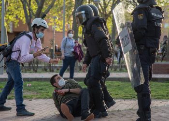 Un periodista agredido por la Policía puede terminar acusado de falso testimonio junto con otros tres informadores