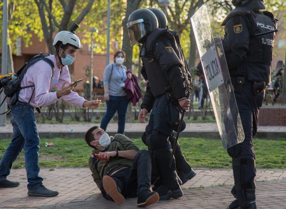 Un periodista agredido por la Policía puede terminar acusado de falso testimonio junto con otros tres informadores