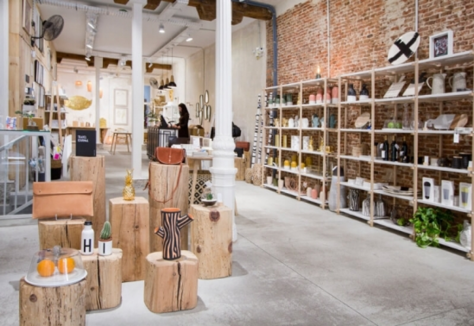 Timbrados San José, especialistas en decorar locales, comercios y escaparates con mobiliario reciclable