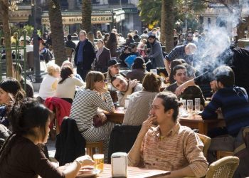 Colectivos sanitarios y ciudadanos reclaman a varias CCAA una ley autonómica que acabe con el humo en las terrazas