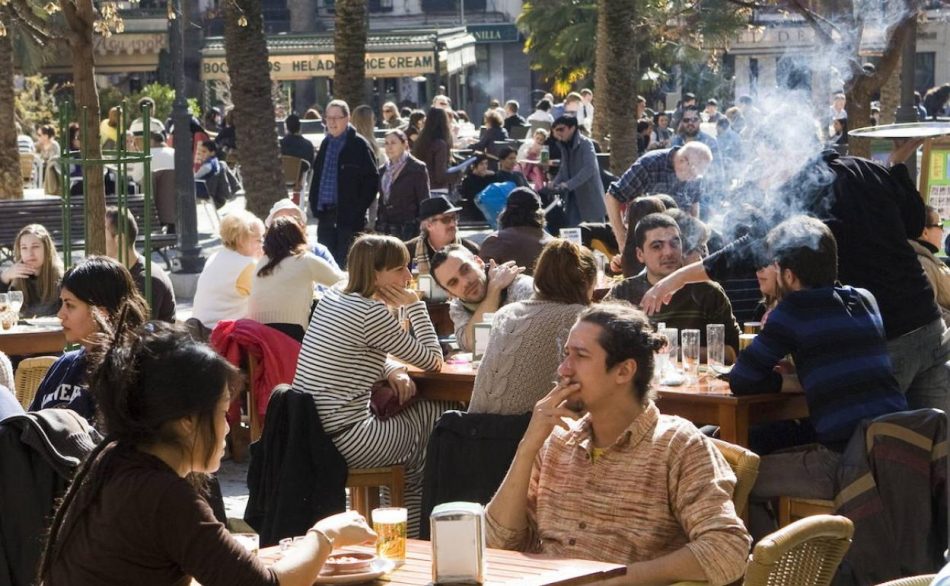 Colectivos sanitarios y ciudadanos reclaman a varias CCAA una ley autonómica que acabe con el humo en las terrazas